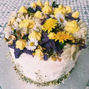 Vanilla Bean Cake with Vanilla Buttercream Frosting (Customisable)